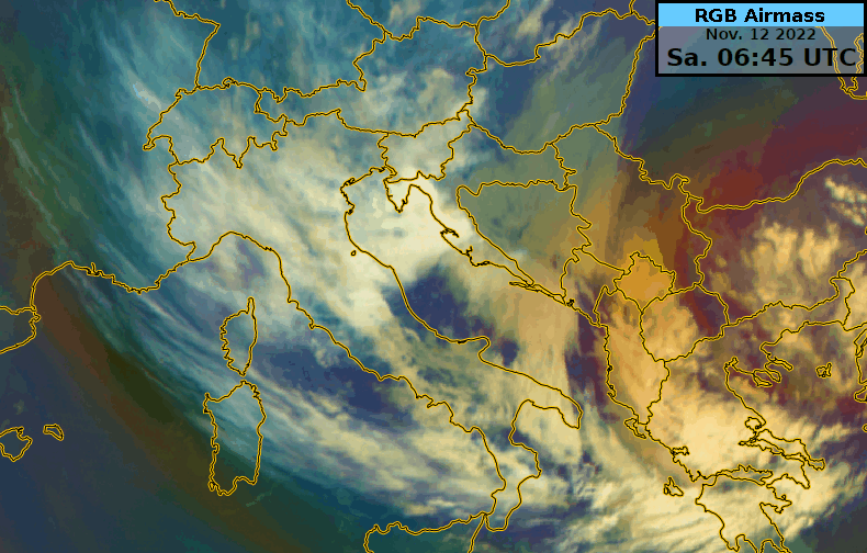 Animation des Satellitenbildes. Die scharfe Kante der Bewölkung (weiss) entlang der Dinariden entspricht der Gebirgswelle. Quelle: MeteoSchweiz