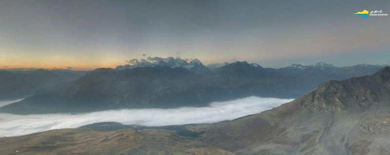 Animation Webcambilder Piz Nair, Blick aufs Oberengadin, zwischen 7 Uhr und 13 Uhr in Stundenschritten. Der morgendliche Nebel löst sich im Laufe des Vormittags auf, gegen Mittag breiten sich die Quellwolken allmählich aus und bilden eine kompaktere Wolkendecke.