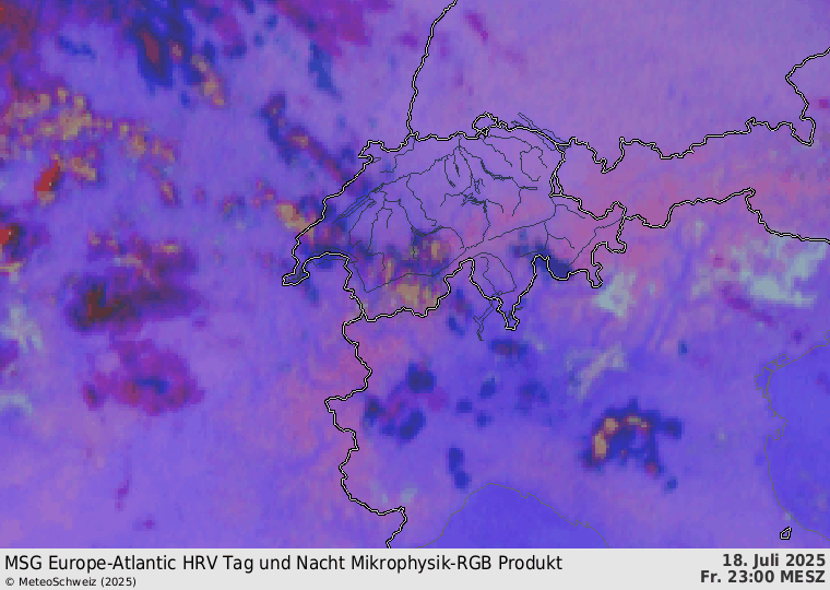 Animation Satellitenbilder von Freitag 23 Uhr bis 5 Uhr. Eine Zone mit mittelhoher Bewölkung (gelblich) überquert die Schweiz. Lokal bildeten sich daraus schwache Schauer. 
