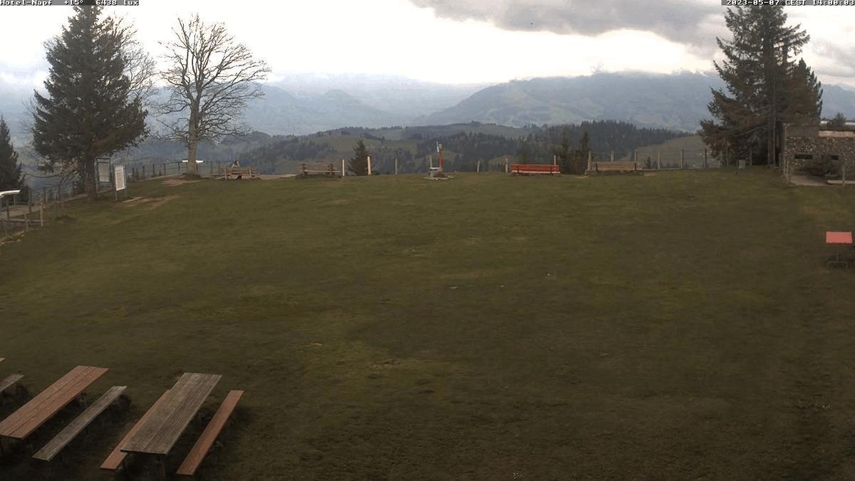 Animation der Webcam-Bilder des Bergrestaurant Napf: Der Hagel deckt innerhalb von 15 Minuten die Wiese zu. Bis zum Eindunkeln um 20:45 Uhr ist der Hagel noch nicht vollständig geschmolzen. 