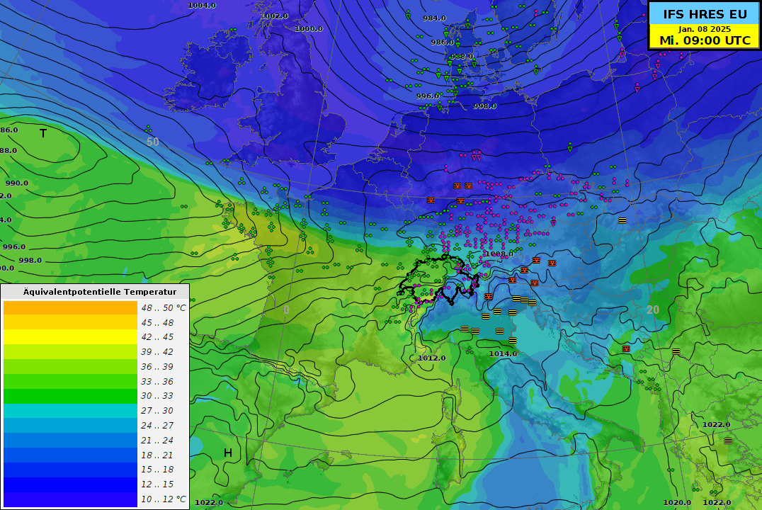 Vorhersage des IFS-Modells (ECMWF) von Mittwoch, 08.01.2025 bis Samstag, 11.01.2025. Eingefärbt ist die äquivalentpotentielle Temperatur, ein Indikator für die Art der Luftmasse. Blau steht für trocken-kalte, grün-gelb für feucht-milde Luft. Zudem der Bodendruck (schwarze Isolinien) und das erwartete Wetter (grün für Regen, rot-violett für Schneeregen, Schnee oder Glatteis). Quelle: MeteoSchweiz