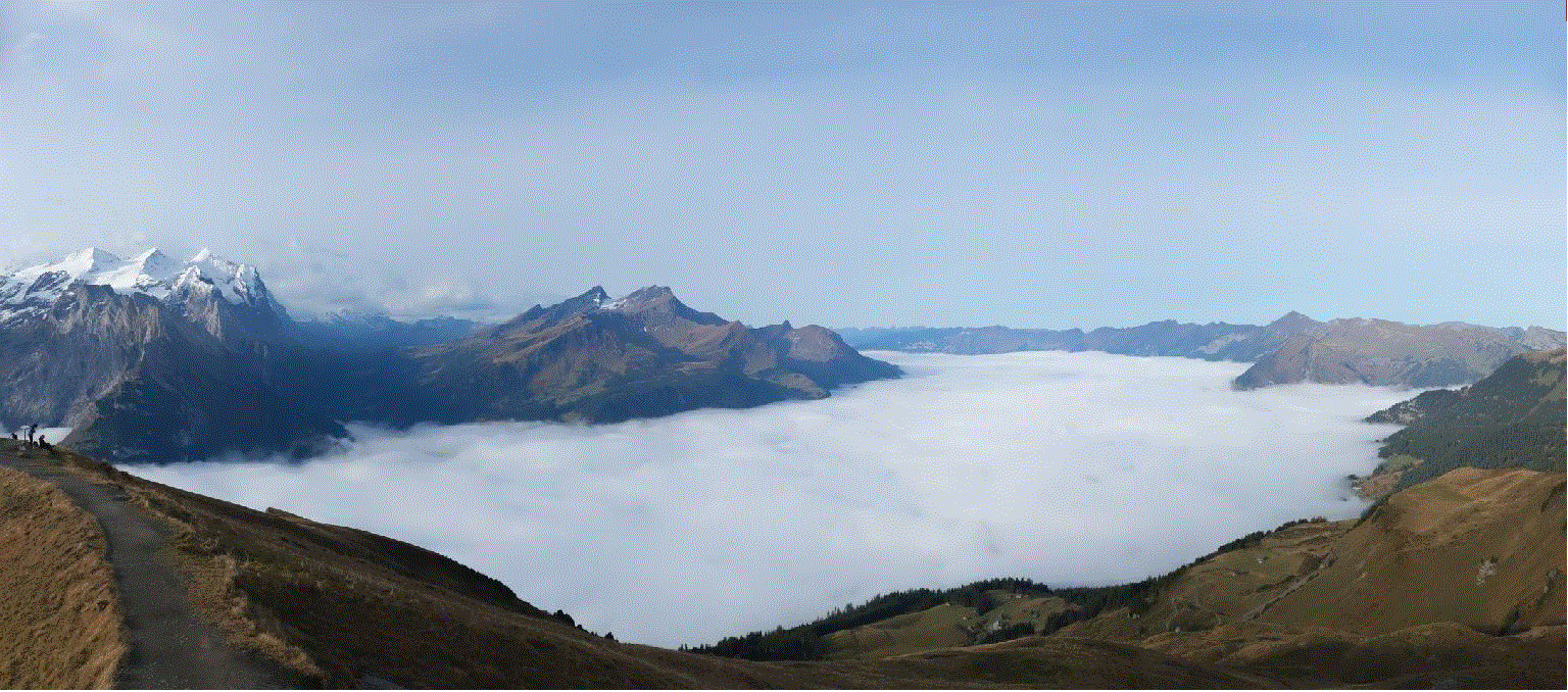 Blick von Planplatten/Hasliberg auf die Nebeldecke über dem Haslital. Am Morgen hatte der Nebel noch eine Obergrenze von über 1000 Metern und war über den Brünigpass hinweg mit dem Nebel aus Obwalden verbunden. Im Laufe des Vormittags sank die Nebelobergrenze ab und der Nebel löste sich auf.
