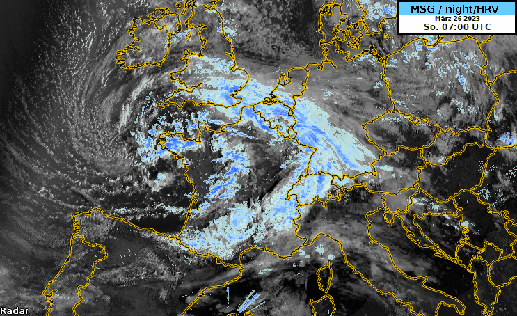 Satellitenfilm zeigt das Tiefdruckgebiet über Europa.