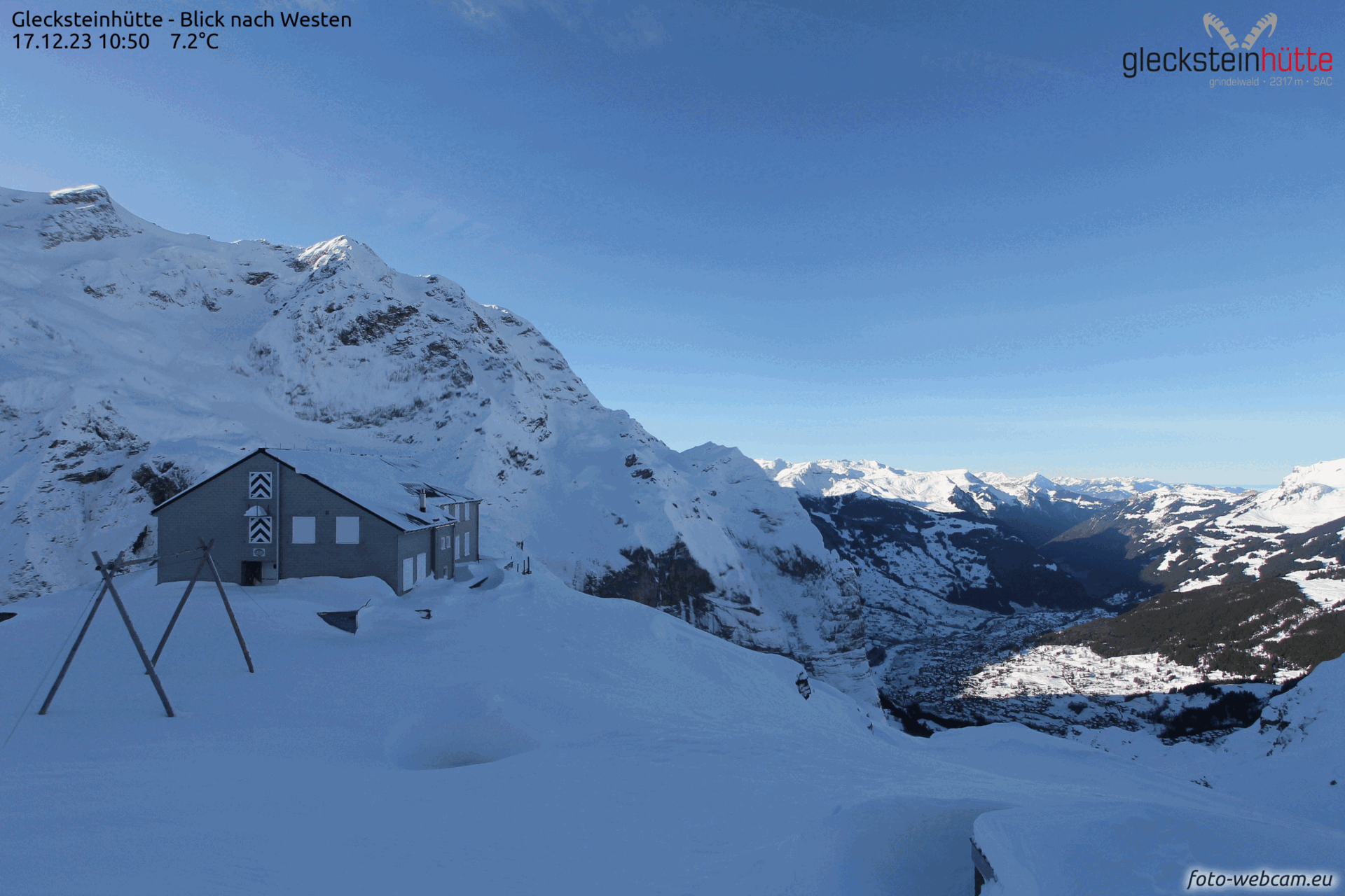 Vergleich der Schneedecke von letztem Jahr gegenüber heute Morgen. Blick zur Glecksteinhütte im Berner Oberland.