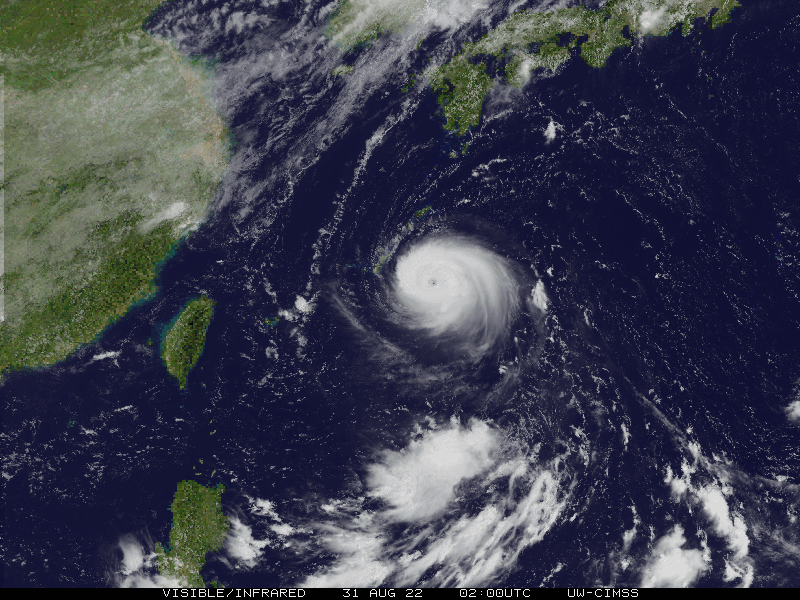 Animation Satellitenbilder mit Supertaifun "Hinnamnor" zwischen 4 Uhr und 9.30 Uhr. Der Wirbelsturm zieht knapp südlich an der Japanischen Insel Okinawa vorbei.