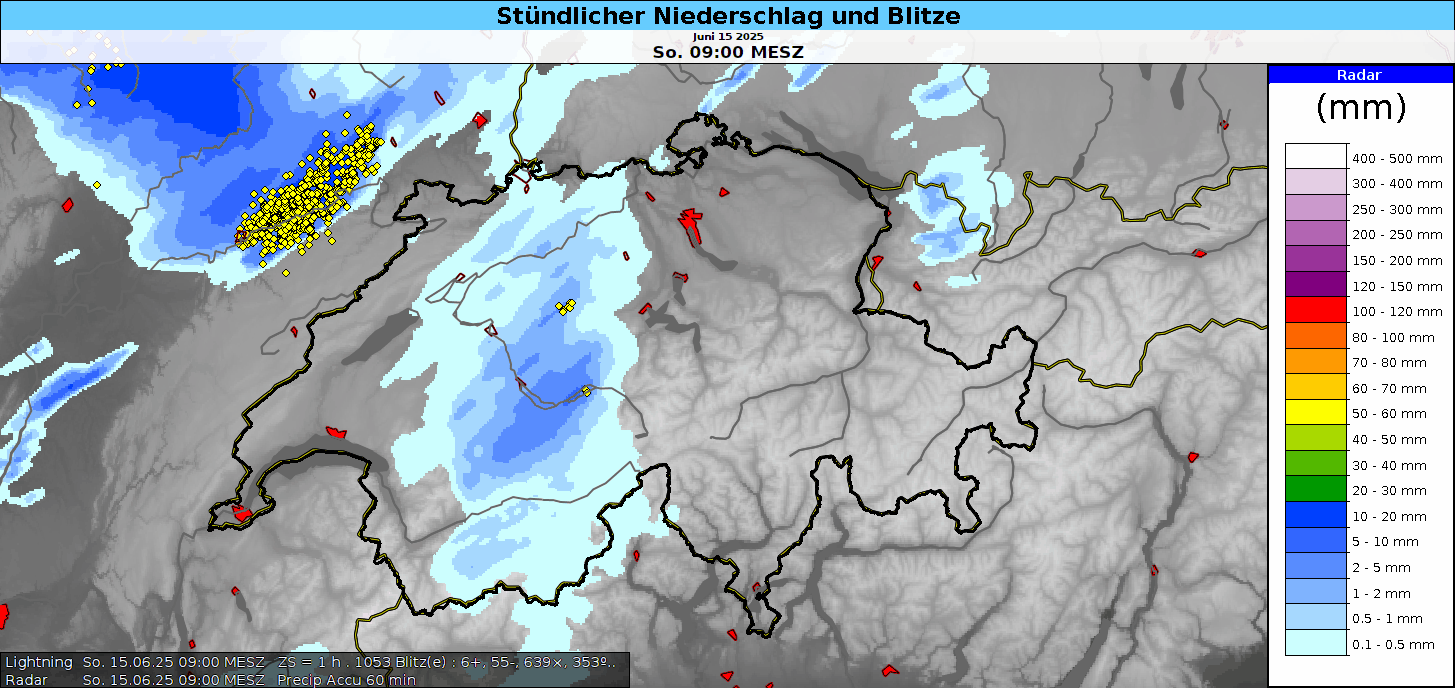 Stündliche Niederschlagssummen und Blitze. 