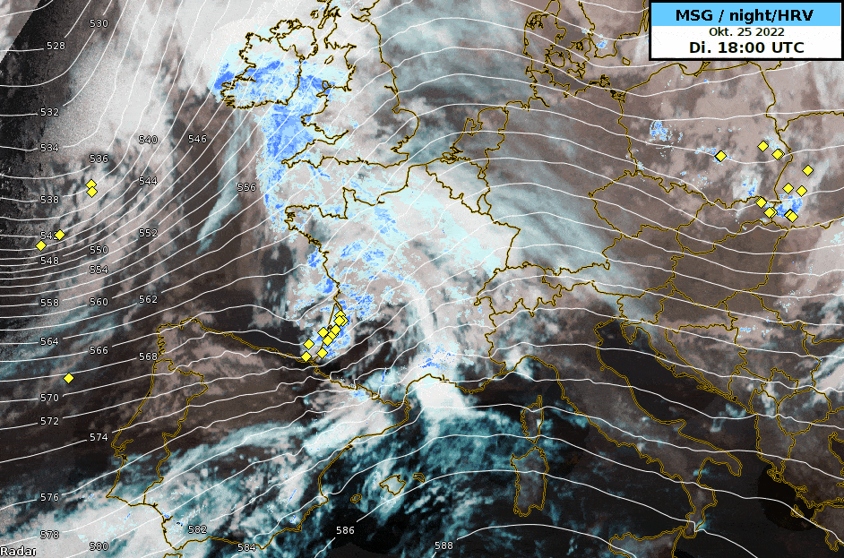 Satellitenanimation überlagert mit Geopotential auf 500 hPa, Niederschlag und Blitzentladungen (gelb) zwischen Dienstag, 18 UTC und Mittwoch 9 UTC. Eine Warmfront sowie ein darauffolgender Kurzwellentrog verursachten ein nächtliches Intermezzo mit schauerartigen Niederschlägen und teils auch stark auffrischendem Westwind. Quelle: MeteoSchweiz