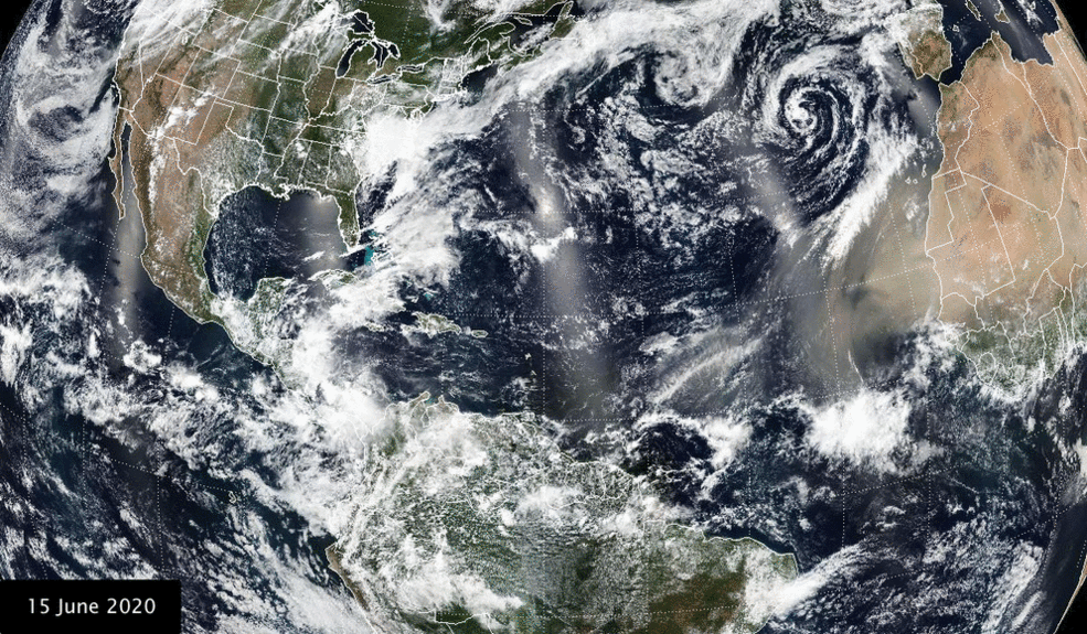 Grosses Saharastaub-Ereignis im Juni 2020, gesehen vom Satelliten SUOMI-NPP. Die hellen Linien entsprechen der Reflexion der Sonne auf dem Ozean.