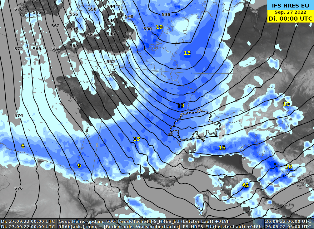 Animation des Niederschlags (jeweils akkumuliert über 6 Stunden, blaue Flächen) zwischen Dienstag 00 UTC und Donnerstag 12 UTC, überlagert vom 500 hPa-Geopotential (schwarze Linien), berechnet vom Europäischen Modell IFS.