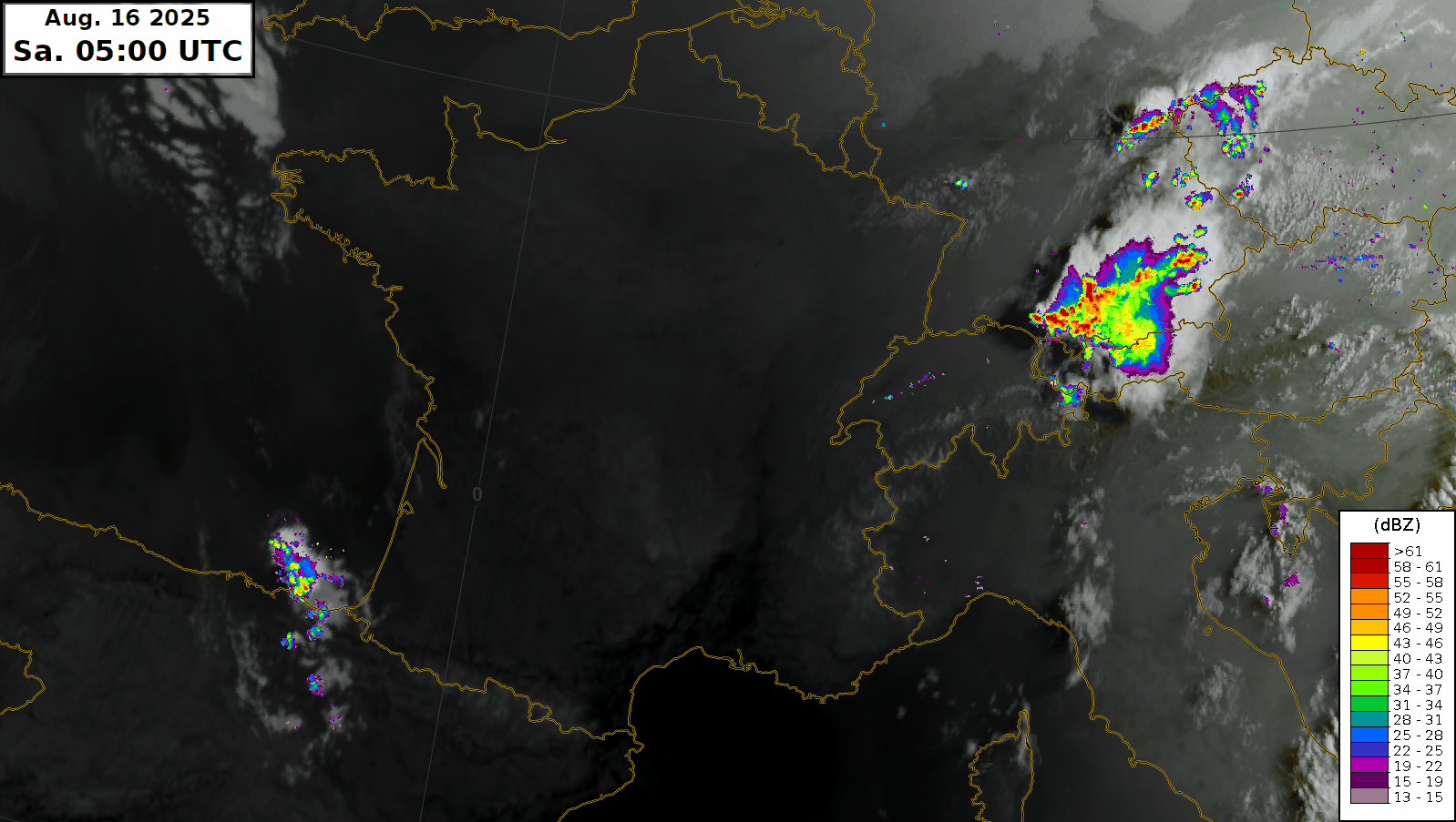 True Colour RGB Satellitenbild- und Radaranimation am frühen Samstagmorgen, 16. August 2025. Im Standbild am Schluss der Animation ist die Rauchfahne der Portugiesischen und Spanischen Waldbränden markiert sowie der Wind auf rund 5 km Höhe überlagert. Sie hebt sich durch gräuliche Farbtöne von «normalen» Wasserwolken ab, die weiss erscheinen. 