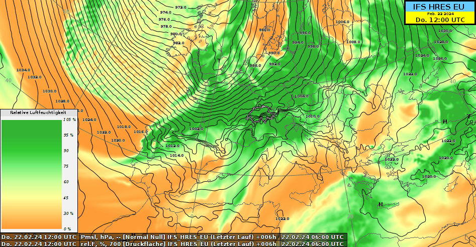 Isobaren (schwarze Linien) und relative Luftfeuchtigkeit auf 700 hPa (rund 2800 Metern, grüne Flächen), die vom IFS-HRES-Modell von Donnerstag 12 Uhr bis Freitag 12 Uhr vorhergesagt wurden. Das Band der relativen Luftfeuchtigkeit, das von Westen zu den Alpen zieht, zeigt die Position der Kaltfront. 