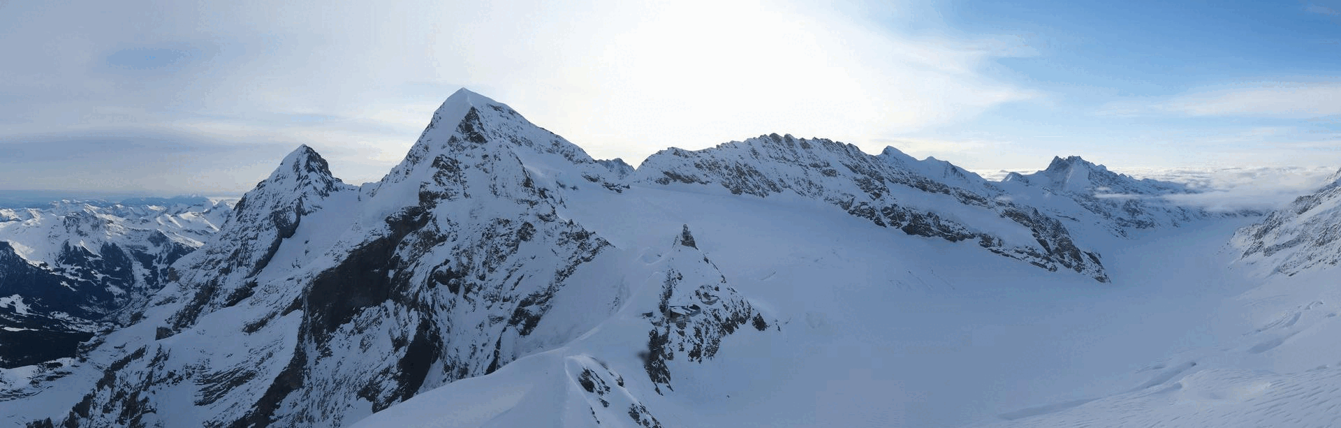 Am Anfang der Animation (Karsamstag, 19. April 2025, vormittags) ist die «Cap-cloud» über der Sphinx in der Bildmitte schön zu erkennen. Der Blick geht vom Ostgrat der Jungfrau zum Mönch, rechts der Jungfraufirn. 