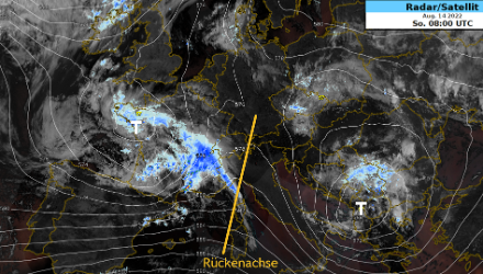 Höhe Geopotential [dm] auf 500 hPa, Radar- und Satellitenbild um 10 Uhr. Der Hochdruckrücken wird von zwei Höhentiefs über Frankreich bzw. dem Balkan flankiert. Die Rückenachse lag am Vormittag ganz im Osten der Schweiz. Mit der Winddrehung auf Südwest wurde allmählich feuchtere Luft zur Schweiz geführt.