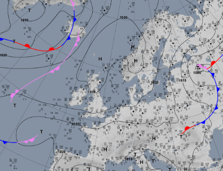 Bodenwetterkarte Deutscher Wetterdienst (DWD) von 2 Uhr. Die Schweiz liegt am Südrand eines Hochs mit Zentrum über dem Nordmeer. Die Druckverteilung über Mitteleuropa ist flach.