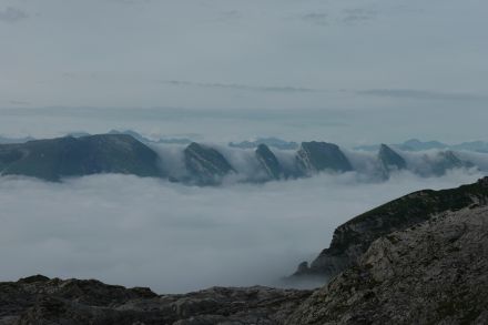 Der Hochnebel drückt durch die Churfirsten hindurch, darüber ausgedehnte Cirren. Gesehen vom Tierwis am Säntis von B. Konantz.