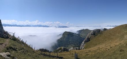 Auch der Strüssligrat lag oberhalb des Hochnebels. Über den Bergen schiessen Cumuli in die Höhe. Foto: S. Westerhuis