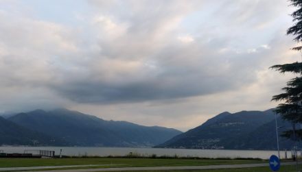 Wolken am Morgen in Luino.