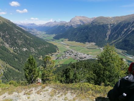 Sonnenschein zum Geniessen am Samstagnachmittag im Engadin mit Blick von der Alp Muntatsch ins Tal. Bild: Y. Karrer