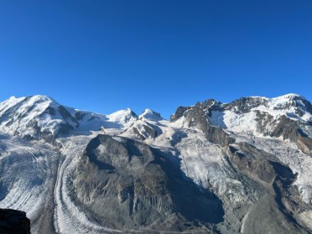 Wolkenloses Hochdruckwetter am Samstagvormittag auch auf dem Gornergrat mit freier Sicht auf Lyskamm, Grenzgletscher, Zwillingsgletscher, Castor und Pollux, Schwärzegletscher, Breithornzwillinge, Breithorngletscher und Breithorn (v.l.n.r.). Bild: Meteomeldungen/App