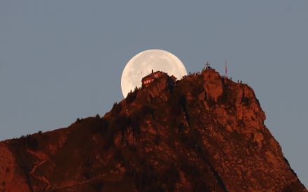Von Regen noch keine Spur am Samstagmorgen auf dem Grossen Mythen. Bei stabiler Hochdruckwetterlage hatte es grossen Andrang auf dem Gipfel zum Bestaunen des Monduntergangs. Bild: D. Gerstgrasser