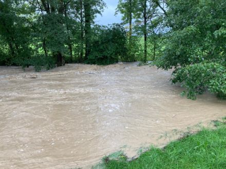 Ein über die Ufer getretener Bach bei Urnäsch.