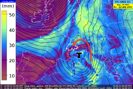 Wetterlage am Freitag, 19.8.22. Das (Höhen-)tief lag um die Mittagszeit über Norditalien, das Bodentief (in der Grafik nicht ersichtlich) lag zum Zeitpunkt ungefähr über der nördlichen Adria. Feuchtewarme Mittelmeerluft wurde damit um den östlichen Alpenbogen herum nach Norden geführt, um anschliessend mit der nördlichen Strömung an den Alpennordhang gedrückt zu werden (mit dem roten Pfeil schematisch dargestellt). Diese Konstellation wird auch als Vb-Lage bezeichnet.
