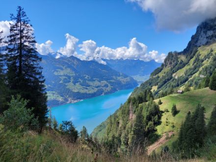 Über dem Walensee unterhalb von Leistchamm und Glattchamm. Einige Quellwolken sind auch hier treue Begleiter. Bild: N. Graf
