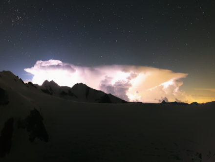 Blick vom Klein Matterhorn Richtung SE, wo über dem Aostatal auch in der zweiten Nachthälfte noch Gewitter aktiv waren und entsprechend einige Cb zu sehen waren. Links angeschnitten das Breithorn.