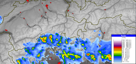 12-Stunden-Regenmengen bis heute Morgen, kombiniert aus Radar- und Bodenmessdaten. 
In weiten Teilen des Tessins sowie auch im Bergell und Puschlav wurde es am Vorabend und in der Nacht auf Montag nass. Die ersten Schauer und Gewitter entwickelten sich am Abend im südlichen Wallis, im Nordtessin sowie in den Bündner Südtälern. Sie verlagerten sich langsam südostwärts über die Landesgrenze hinaus, sodass die Stationen auf Schweizer Boden bald keinen Regen mehr registrierten. Im Nord- und Mitteltessin hingegen entluden sich am späteren Abend teils kräftige Gewitter, was zu grösseren Niederschlagsmengen führte. In der Region um Bosco Gurin sowie im Verzascatal fielen verbreitet 60 bis 80 mm, im oberen Verzascatal lokal auch über 100 mm. Im Mendrisiotto blieb es meist trocken. Im Laufe der zweiten Nachthälfte liessen die Regenfälle von Nordwesten her nach.  
