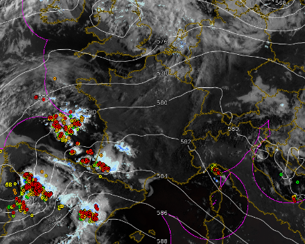 Das hochaufgelöste Satellitenbild im sichtbaren Bereich vom frühen Morgen zeigt die Druckverteilung in der Höhe sowie die Wolken-, Niederschlags- und Blitzverteilung über West- und Mitteleuropa; weisse Linien markieren das Geopotential auf dem Druckniveau von 500 hPa (entspricht über der Schweiz einer Höhe von rund 5800 m ü.M.). 
Die Schweiz präsentiert sich – abgesehen von wenigen Hochnebelfeldern - nahezu wolkenlos. Am Jura ist ein erstes Band von Schleierwolken erkennbar, welche vom Höhentief über den Britischen Inseln abgeschwemmt werden. 
Stromaufwärts über Spanien, Südwestfrankreich-Biskaya und dem angrenzenden Atlantik sorgt ein Höhentrog für eine grössere Gewitteraktivität. Von den Gewitterwolken über Südwestfrankreich werden mit der westlichen Höhenströmung heute Nachmittag und Abend vermehrt Cirrenfelder zu uns geführt. Der Trog zieht am Dienstag über Frankreich hinweg, sodass von Dienstag auf Mittwoch auch in der Schweiz einige Gewitter zu erwarten sind. Über dem Golf von Genua sind noch die Überbleibsel der Gewitter zu sehen, welche sich am Abend und in der Nacht über Norditalien und am Alpensüdhang entladen haben.    
Quelle: MeteoSchweiz
