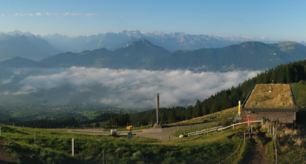 Blick vom 1580 m hohen Wildspitz oberhalb von Arth-Goldau Richtung SSE am Morgen. Die Stratocumulus-Felder über dem Lauerzersee zeigen noch eine scharfe Obergrenze, bevor sie sich im Laufe des Vormittags weiter auflockern und in Cumuli umwandeln.  
Quelle: roundshot.com
