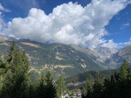 Die Restbewölkung der nächtlichen Störung wandelte sich in Ernen (Goms, VS) im Laufe des Vormittags rasch in Quellwolken um. Foto: Meteomeldung/App