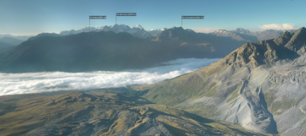 Tschiera da bunura aint l’Engadin’Ota. Vista dal Piz Nair in direcziun süd. A l’orizont da la vart dretta nus vzains ün nüvla dal tip «cumulonimbus», ün relict d’ün temporel chi s’ho s-chargio aint la bunura bod al nordvest da Piacenza (ca. 160 km als süd da’l Piz Nair!).