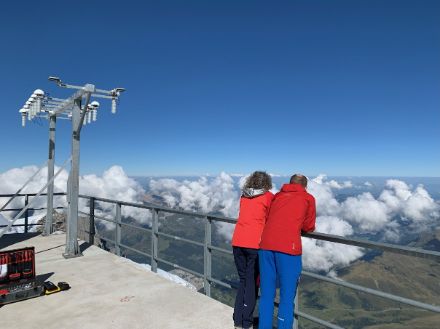 Wetterbeobachterin und Wetterbeobachter vom Jungfraujoch: Der Blick von 3570 m ü.M. geht am Vormittag über die Quellwolken hinweg. Bild: E. Thürig