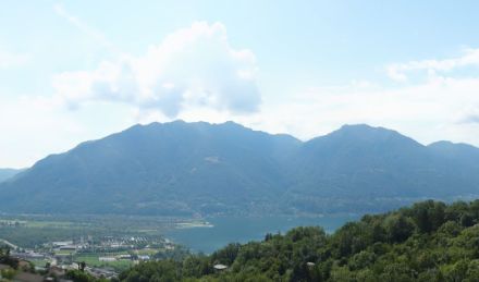 Auch in Locarno war am Mittag noch meist sonnig, bevor am Nachmittag dichtere Quellwolken die Sonne ab und zu verdeckten. Bildquelle: https://albergosanbernardo.roundshot.com/.