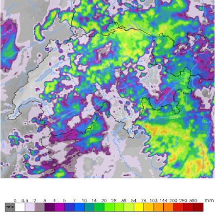 24-stündige Niederschlagsmengen [mm] gemäss Radar kombiniert mit den Bodenmessstationen bis heute, den 27. August 2022, 11 UTC. Die grössten Niederschlagsmengen ereigneten sich in der Ostschweiz. Noch heftiger waren die Niederschläge östlich des Sottoceneri im Comerseegebiet, wobei dort lokal über 100 mm gefallen sein müssen.