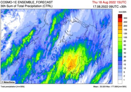 Vom Modell COSMO1 von MeteoSchweiz vorhergesagte 30-stündige Niederschlagssummen von heute 9 UTC bis morgen 15 UTC. Generell werden im Tessin und Misox mehr als 60 mm erwartet, lokal erreichen die Mengen sogar deutlich mehr als 100 mm. Wie immer ist die genaue Position der stärksten Niederschläge mit grösseren Unsicherheiten behaftet. Immerhin scheint es plausibel zu sein, dass die kräftigsten Niederschläge im Locarnese fallen werden