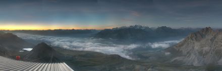 Blick vom Piz Nair Richtung Südost kurz vor Sonnenaufgang um 6 Uhr morgens.