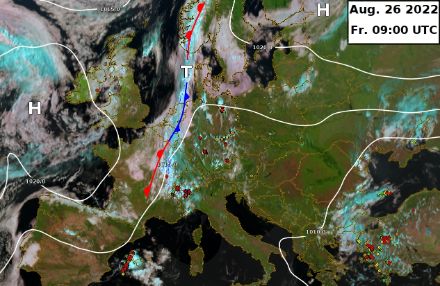 Satellitenbild von 9 UTC = 11 MESZ überlagert mit Isobaren, Niederschlagsradardaten (bläuliche Flächen), Blitzentladungen (gelb-rote Punkte) und Frontenanalyse