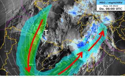Strömungslage in der Höhe am 18.08.2022, 6 UTC: 500 hPa-Fläche des IFS mit Satellitenbild und Radar über Mittel- und Südwesteuropa; überlagert zeigen die eingefärbten Flächen das Starkwindband auf 300 hPa (rote Pfeile deuten die stärksten Winde an).