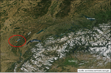 Das hochaufgelöste Satellitenbild des Terra-Satelliten der NASA vom 11. August hat die Waldbrände westlich der Schweiz detektiert (orange-rote Punkte). Auch die Rauchwolke, welche sich nach Nordosten ausbreitete ist sichtbar. Quelle: worldview.earthdata.nasa.gov