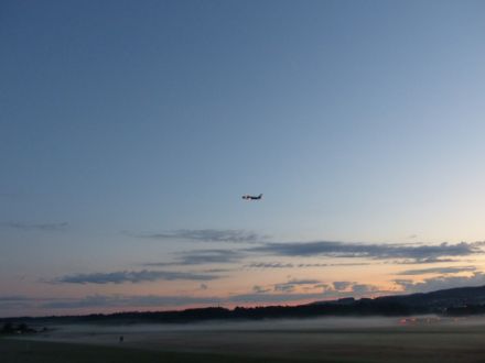 Am Flughafen Zürich reichte es nur für flache Nebelfelder. Darüber sind noch Stratocumulus und Altocumulus-Felder zu sehen. Erkennbar sind Kelvin-Helmholtz Wellen (fluctus), welche sich durch Windscherung an der Wolkenobergrenze bilden.