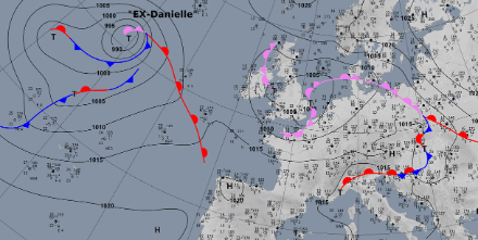 Bodenwetterkarte um 2 Uhr. Ex-Hurrikan Danielle liegt westlich eines Tiefdruckkomplexes mit Zentrum über den Britischen Inseln.
