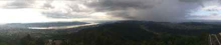 Blick um 8:20 Uhr vom Uetliberg auf die Schauerzelle.