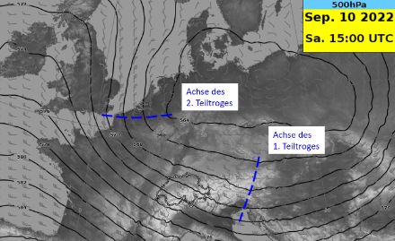 Ausschnitt aus der obigen Animation, für 15 UTC (= 17 MESZ). In blau eingezeichnet sind die Achsen der jeweiligen Teiltröge, zu dem Zeitpunkt einer an der italienisch-slovenischen Grenze und der zweite über den Beneluxstaaten.