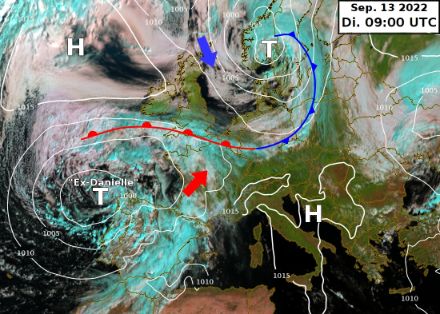 Satellitenbild überlagert mit Isobaren und Frontenanalyse von 9 UTC = 11 MESZ. Die Hauptdruckzentren sind mit «T» bzw. «H» markiert. Der rote bzw. blaue Pfeil symbolisieren Warmluft- respektive Kaltluftzufuhr.