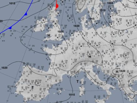 Bodenanalyse um 2 Uhr. Ein Hochdruckgebiet bestimmte das Wetter über Westeuropa, ein ausgedehntes Tief mit Zentrum über Russland war für Osteuropa wetterbestimmend.
