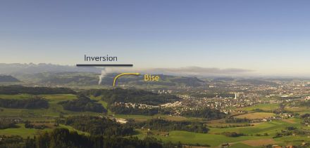 Das Webcambild vom Bantiger um 09:50 Uhr zeigt den Brand östlich der Stadt Bern. Der Aufstieg des Rauchs wird an der Inversion gestoppt.