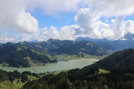 Der Blick vom Hummel über den Sihlsee zum Chli Aubrig zeigt anschaulich die tiefe Quellwolkenbasis auf der Alpennordseite. Bild: D. Gerstgrasser