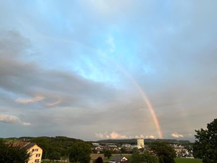 Regenbogen heute früh bei Grolley. Quelle: Meteomeldungen/App